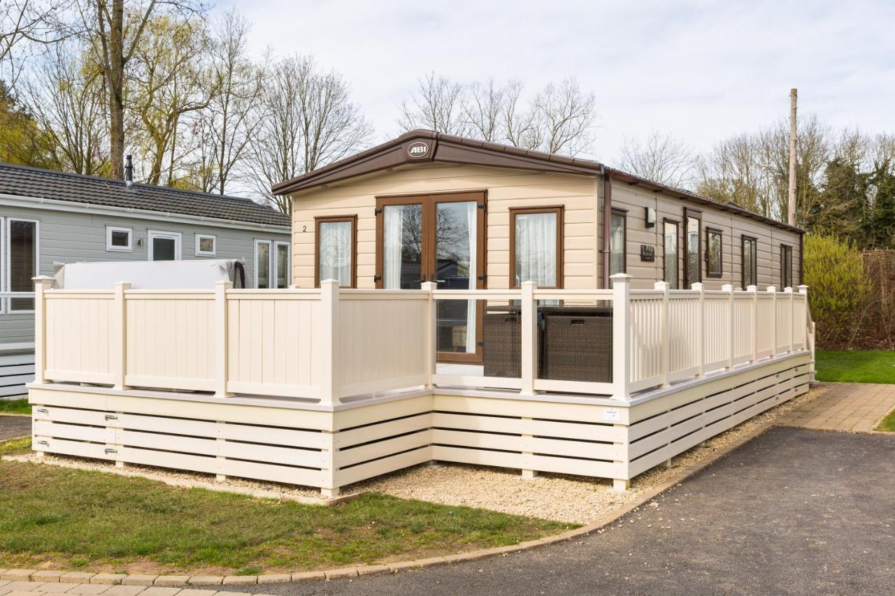 Cottontail Lodge - Hot tub - Pet Friendly South Cerney Zewnętrze zdjęcie