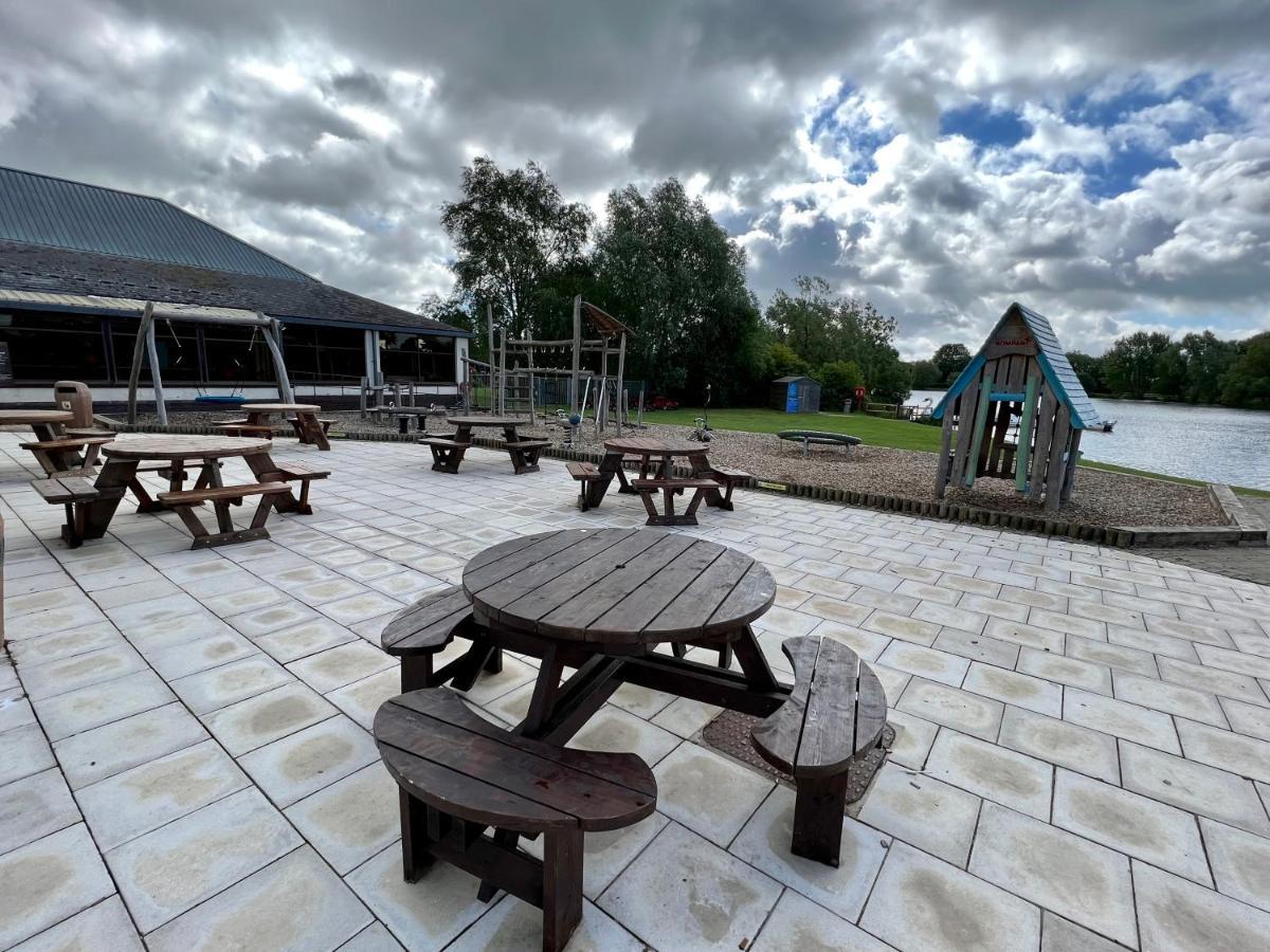 Cottontail Lodge - Hot tub - Pet Friendly South Cerney Zewnętrze zdjęcie