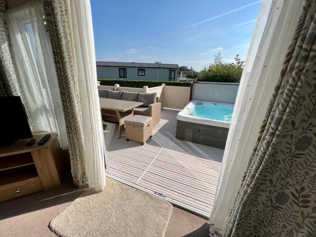 Cottontail Lodge - Hot tub - Pet Friendly South Cerney Zewnętrze zdjęcie