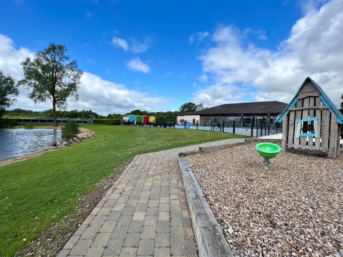 Cottontail Lodge - Hot tub - Pet Friendly South Cerney Zewnętrze zdjęcie